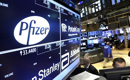 Логотип компании Pfizer на мониторе Нью-Йоркской фондовой биржи