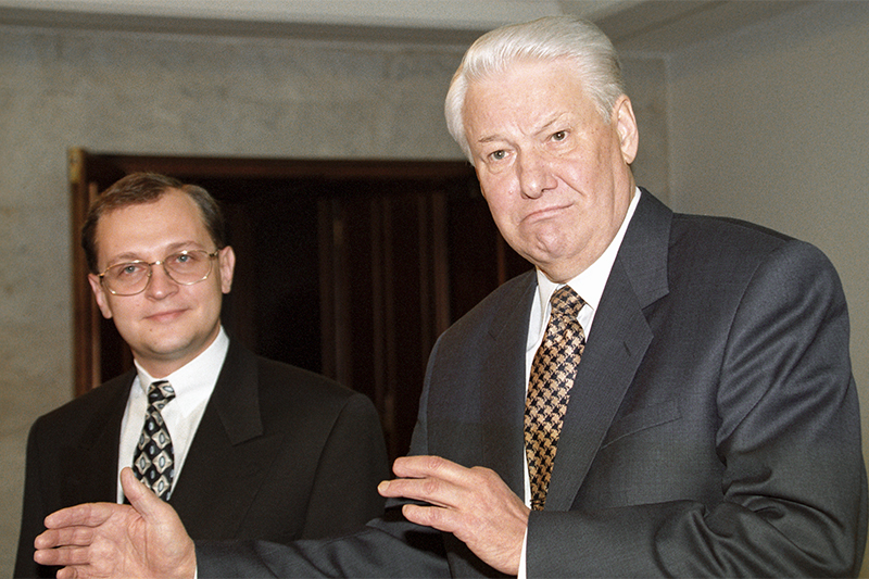 В апреле 1998 года, после&nbsp;отставки кабинета Виктора Черномырдина, президент Борис Ельцин  (на фото справа)  внес в&nbsp;Госдуму кандидатуру малоизвестного 35-летнего заместителя министра топлива и энергетики на&nbsp;утверждение в&nbsp;должности руководителя правительства&nbsp;РФ. Дума дважды отказывала в&nbsp;согласии на&nbsp;утверждение Кириенко и&nbsp;лишь c третьего раза проголосовала за&nbsp;его кандидатуру.


Ельцин о&nbsp;назначении Кириенко: 

&laquo;Я шел к&nbsp;его кандидатуре методом исключения. Но теперь&nbsp;ясно вижу: не&nbsp;зря он с&nbsp;самого начала казался мне наиболее перспективным. В разговоре с&nbsp;Сергеем меня поразил стиль его мышления&nbsp;&mdash;&nbsp;ровный, жесткий, абсолютно последовательный. Очень цепкий и&nbsp;работоспособный&nbsp;ум. Внимательные глаза за&nbsp;круглыми стеклами очков. Предельная корректность, отсутствие эмоций. Выдержанность во&nbsp;всем. Есть в&nbsp;нем что-то от&nbsp;отличника-аспиранта. Но это не&nbsp;Гайдар, кабинетный ученый и&nbsp;революционный демократ. Это другое поколение, другая косточка&nbsp;&mdash;&nbsp;менеджер, директор, молодой управляющий. Настоящий технократический премьер!&nbsp;То, что&nbsp;нужно сейчас стране...&raquo; (Из книги &laquo;Президентский марафон&raquo;, 2000&nbsp;год) 

