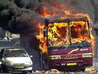 В Индии бензовоз столкнулся с автобусом – 40 человек сгорели заживо