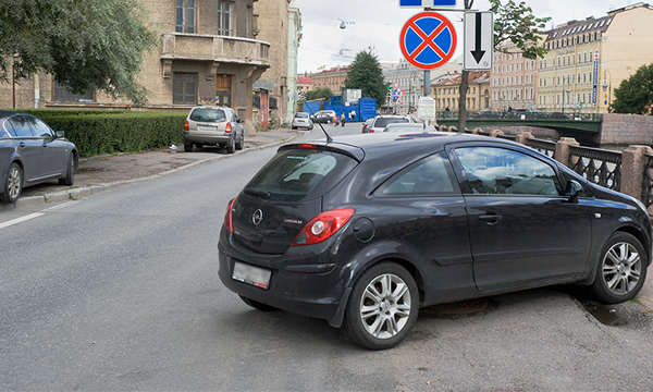В Москве с 1 ноября разрешат парковаться под запрещающими знаками по ночам