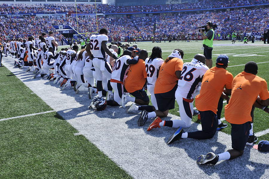 Игроки Denver Broncos выражают протест&nbsp;во время звучания&nbsp;гимна перед матчем с&nbsp;Buffalo Bills

