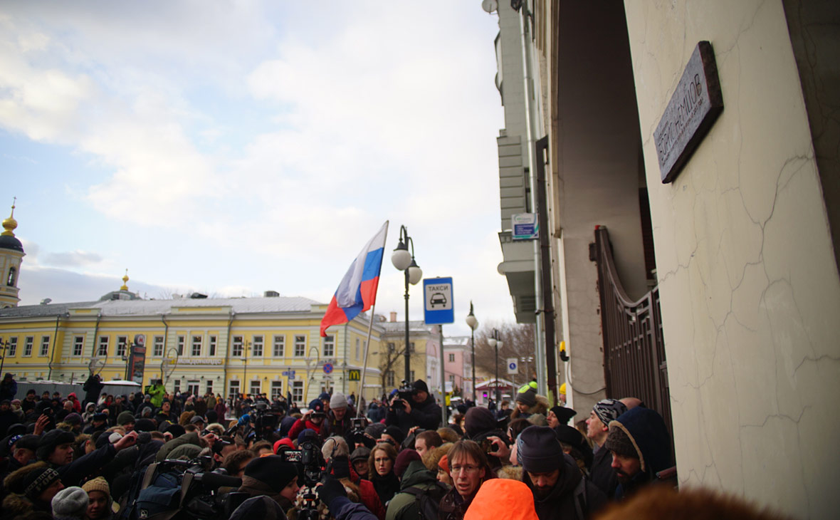 Церемония ​открытия мемориальной таблички на доме убитого политика Бориса Немцова
