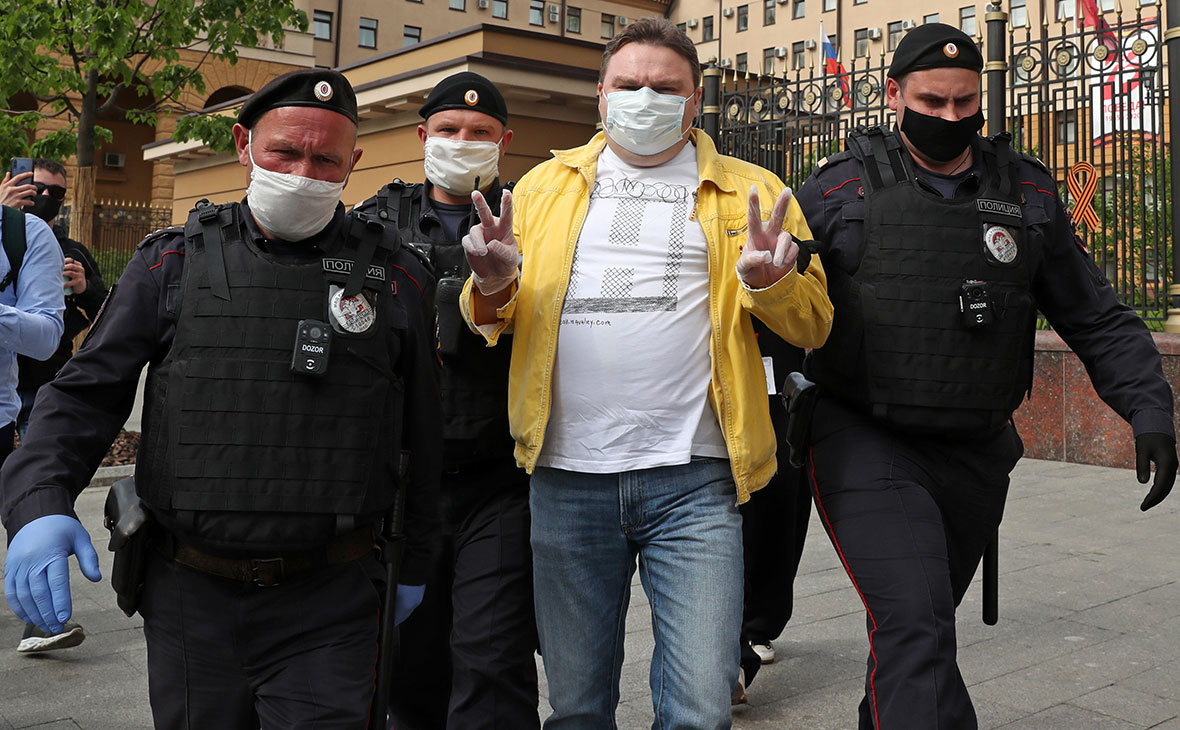 Александр Плющев во время задержания у здания ГУ МВД РФ по городу Москве