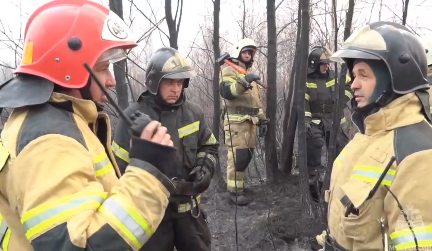 Сотрудники казанского МЧС также провели с местными жителями инструктаж по пожарной безопасности и разъяснили, что волноваться не стоит