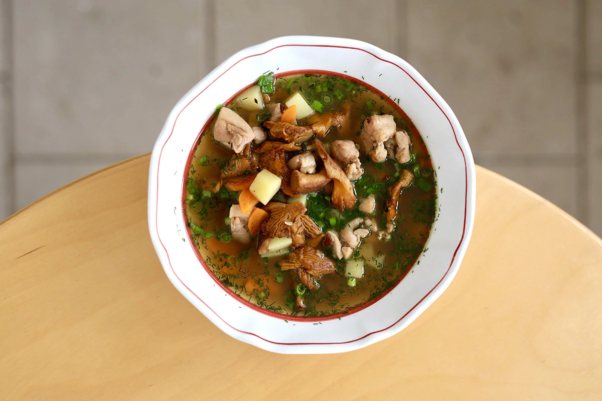 Суп из цыпленка с лисичками