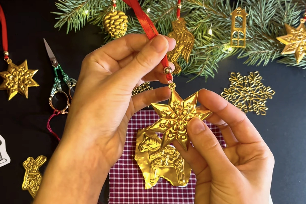 Елочные игрушки в технике чеканки