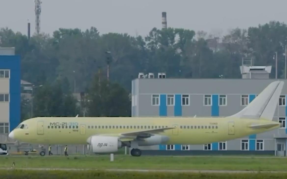 Первый серийный лайнер МС-21-310 впервые поднялся в небо. Видео