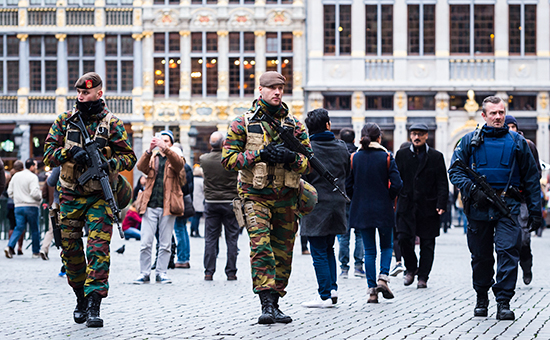 Солдаты бельгийской армии и полицейские на&nbsp;центральной площади Брюсселя
