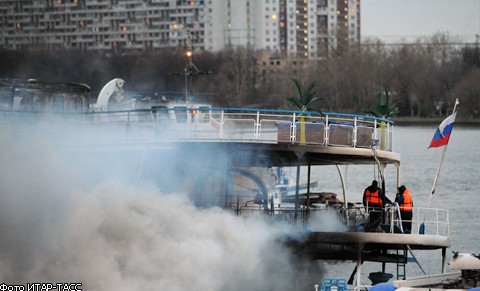 На Москве-реке загорелся теплоход из "Дня выборов". ФОТО