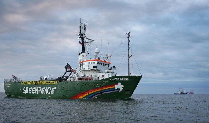 ФСБ признала обстрел ледокола Greenpeace