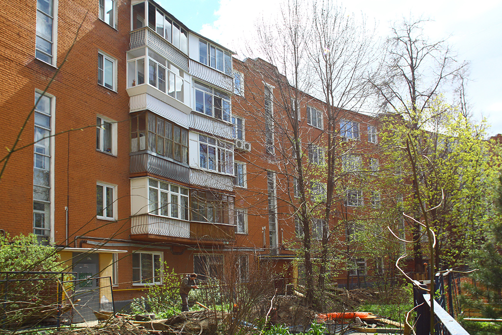 Полукруглый дом

В советские годы четырехэтажную кирпичную постройку в&nbsp;форме полукруга надстроили до&nbsp;пяти этажей

На фото: жилой дом по&nbsp;улице Толбухина
