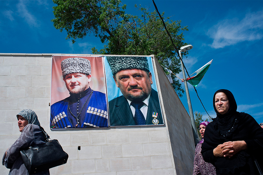 Постеры с изображениями&nbsp;Рамзана и Ахмата Кадыровых&nbsp;во дворе мечети