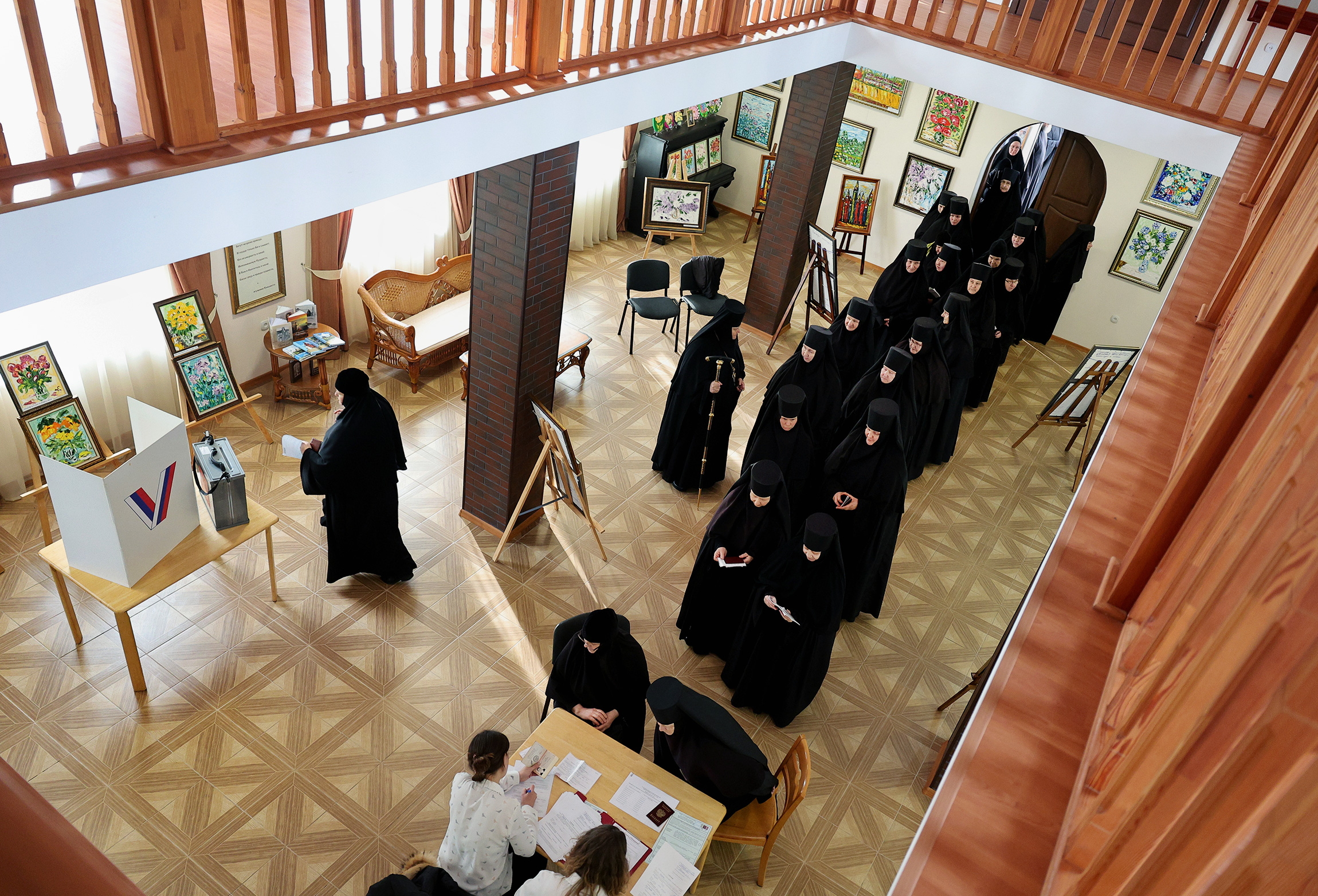 Монахини принимают участие в голосовании на выборах президента в Свято-Елисаветинском женском монастыре, Калининградская область.
