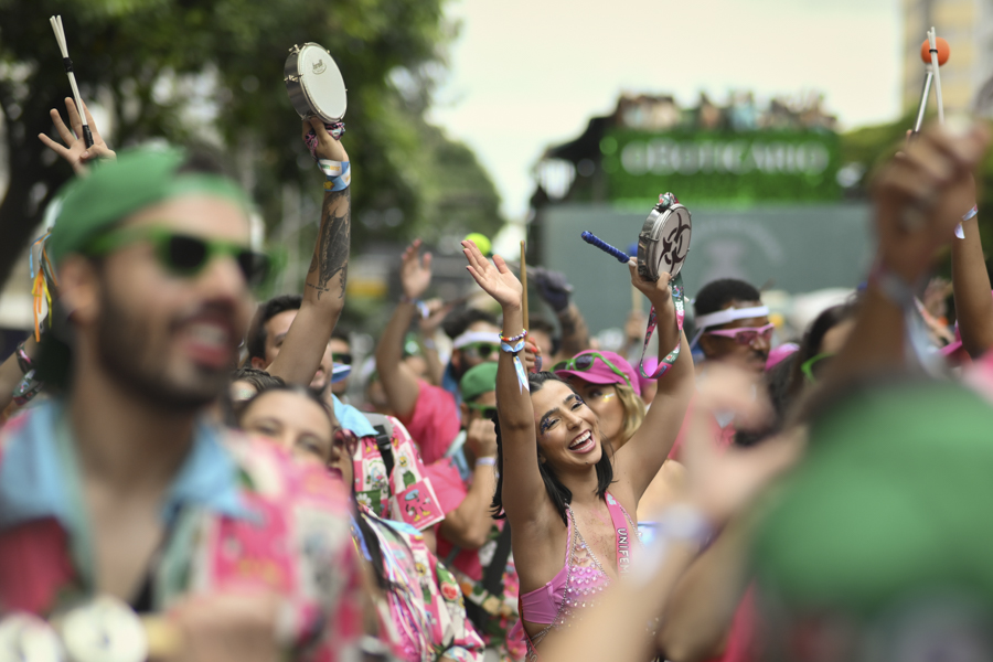 Участник блока Quando Come se Lambuza выступает на парадах в центре города в рамках карнавала в Белу-Оризонти.&nbsp;Бразилия, 1 марта 2025 года.