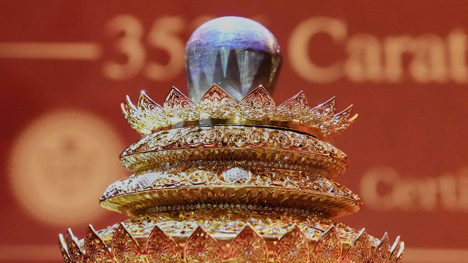 Фиолетовый сапфир в 3563 карата