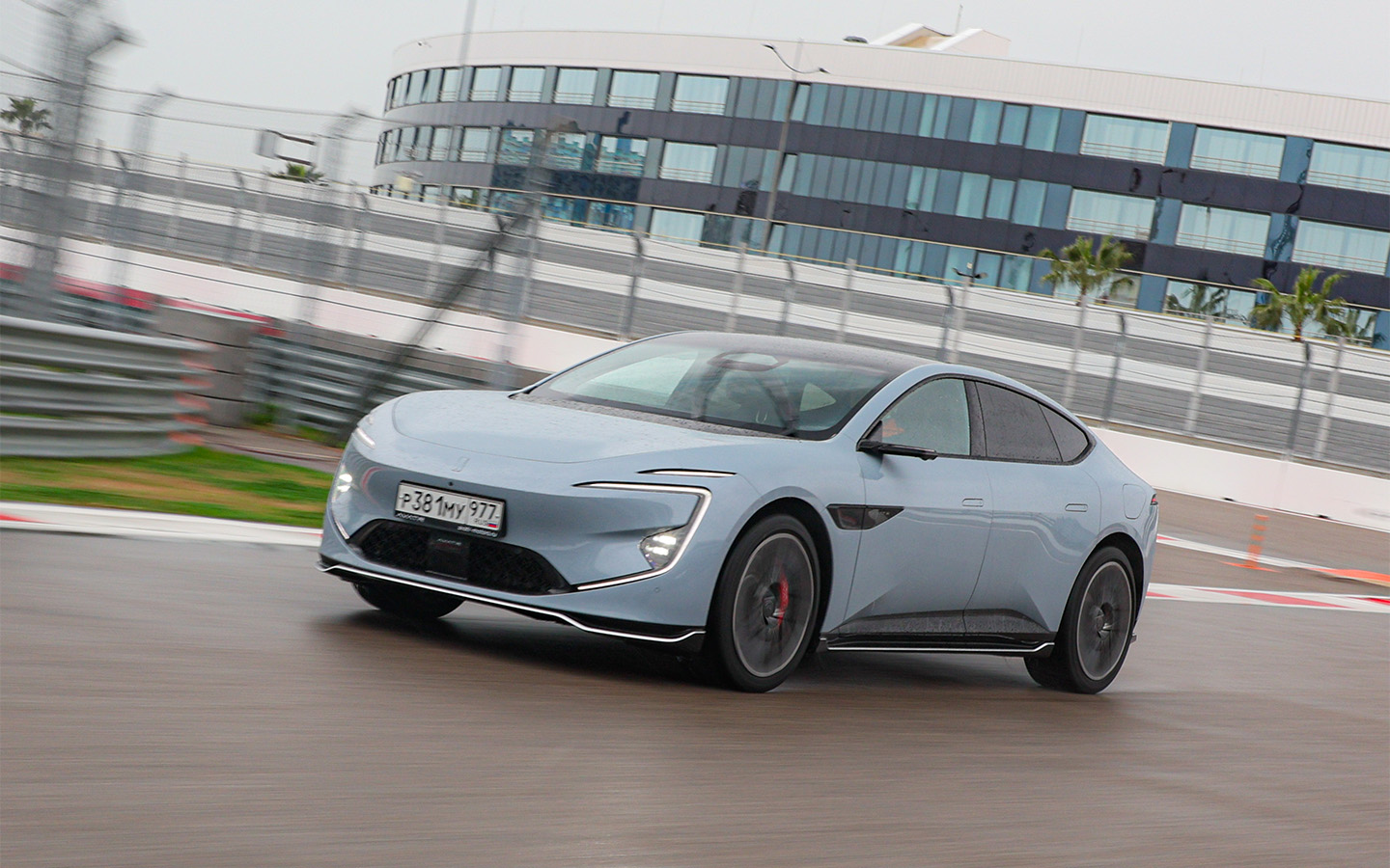 Пневмоподвеску на Avatr 12 можно как распустить на 25 мм, так и пождать на 20. На практике вмешательство пилота требуется лишь в исключительных случаях. Умный автомобиль сканирует дорогу в реальном времени и адаптируется гораздо лучше вас