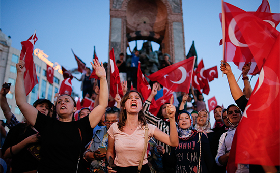 Сторонники Эрдогана в центре Стамбула. 16 июля 2016 года


