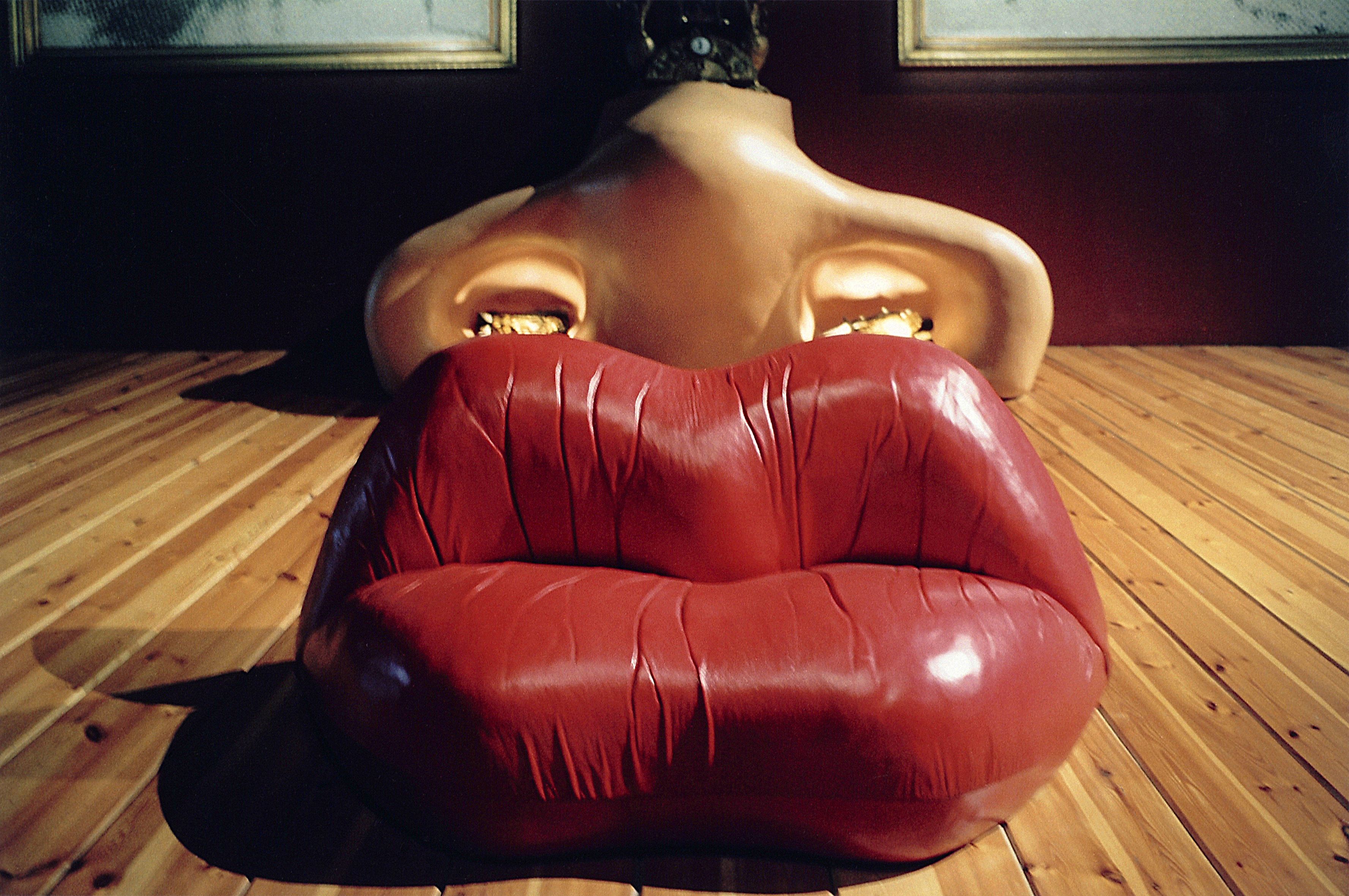 Комната с диваном-губами и тумбочкой в форме носа.
Музей Сальвадора Дали в Фигерасе.