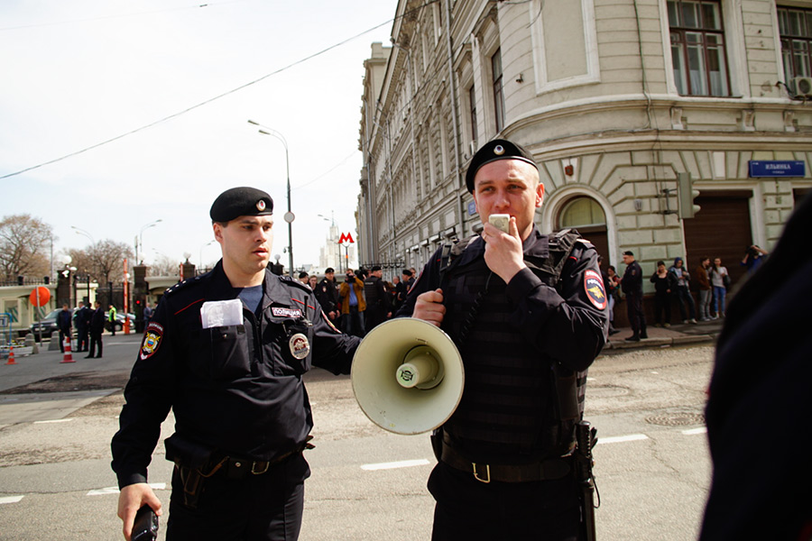 Сотрудники полиции на акции движения &laquo;Открытая Россия&raquo; в Москве