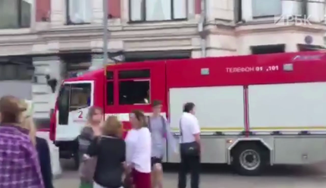 Из ЦУМа в Москве эвакуировали 1,5 тыс. человек