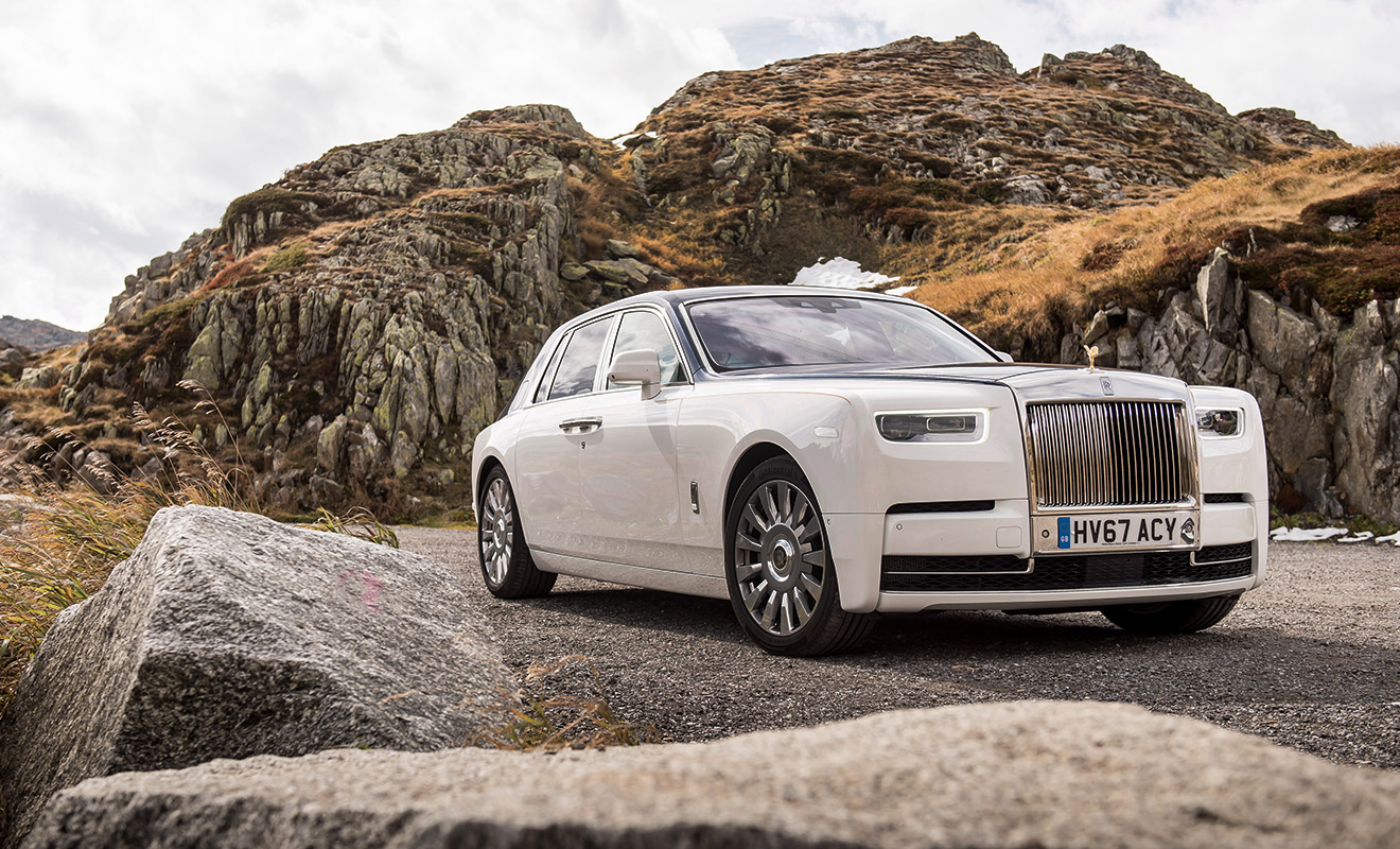 На первом месте в списке самых дорогих автомобилей &mdash; флагманский Rolls-Royce Phantom со средневзвешенной ценой 35 млн 865 тыс. рублей. Новое поколение, как ожидается, подорожает до 40 млн рублей и защитит титул самого дорогого.