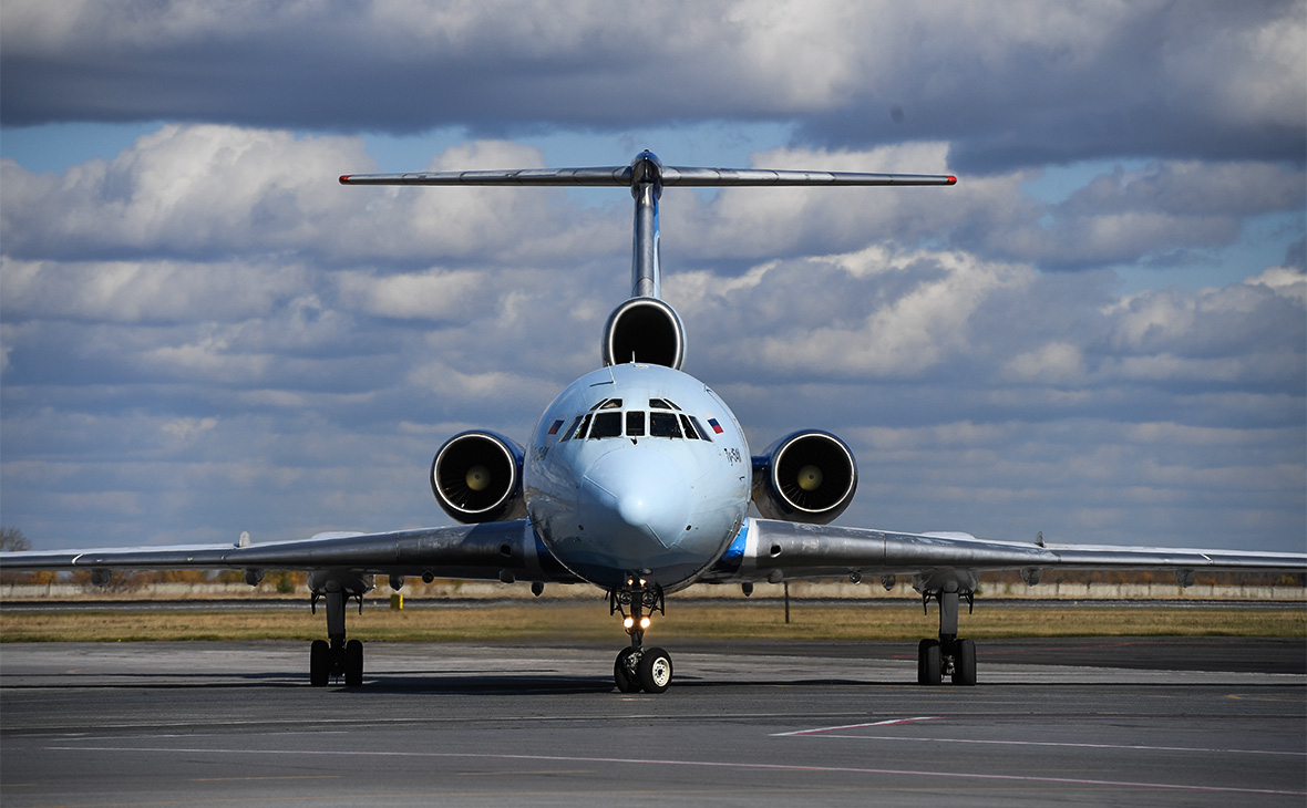 Flight over. Военный аэродром Толмачево. Ту 154 Ижма в Новосибирске. Ил 154. Ту-154 реактивный самолёт.