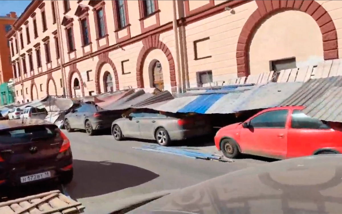 В Санкт-Петербурге забор обрушился на припаркованные машины. Видео