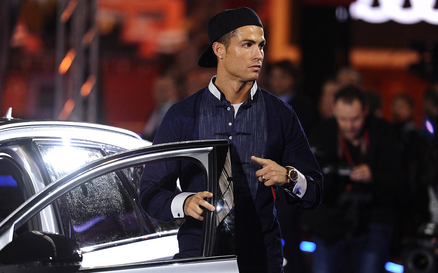 Роналду завершает карьеру. На каких машинах предпочитает ездить футболист