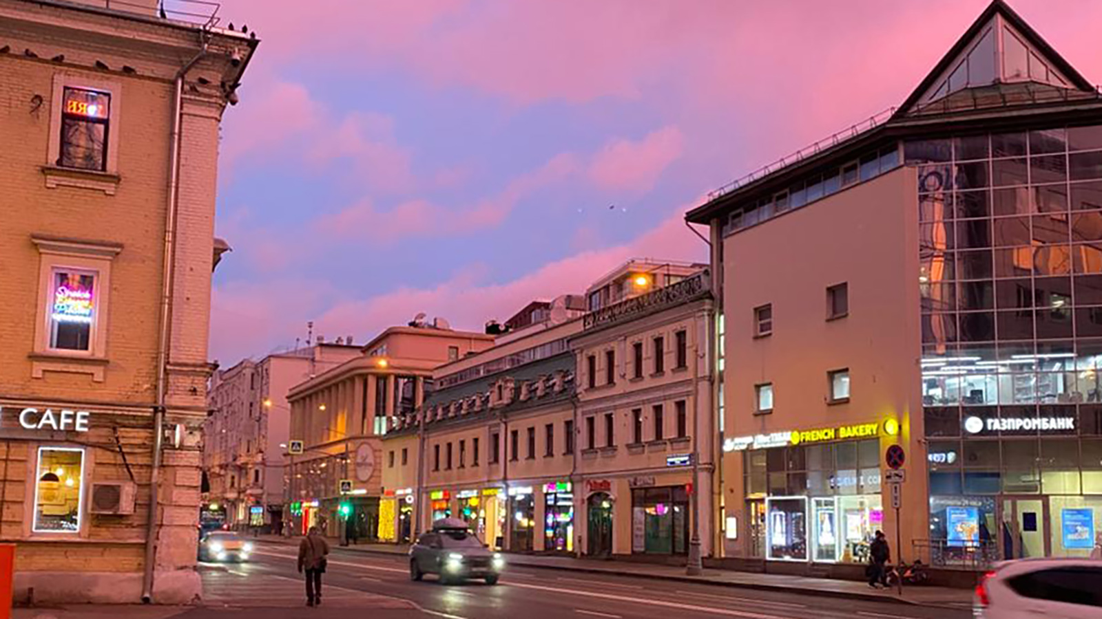 Москву озарил розово-фиолетовый рассвет утром 14 ноября. Фото и видео