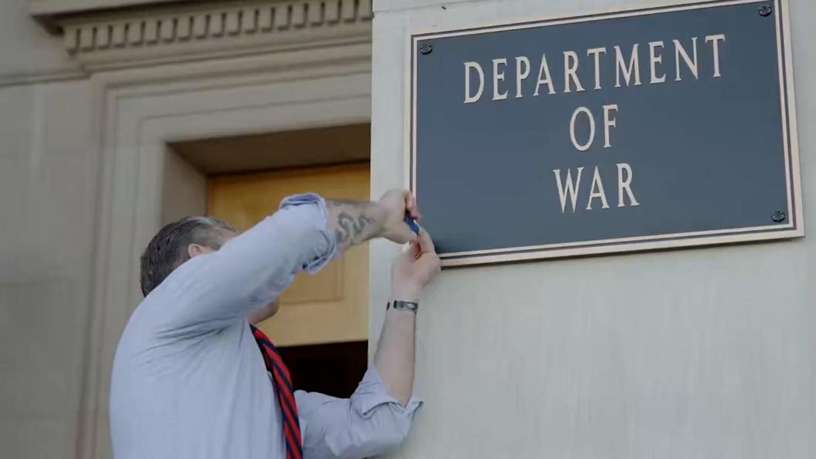 Хегсет своими руками снял табличку со здания Пентагона
