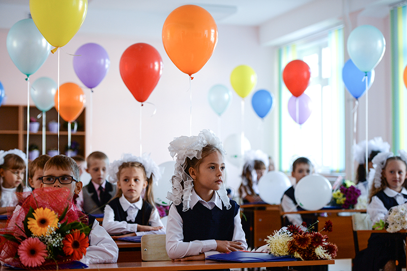 Первоклассники в классе после торжественной линейки, посвященной Дню знаний, в основной средней школе №57 в селе Новолуговое Новосибирской области