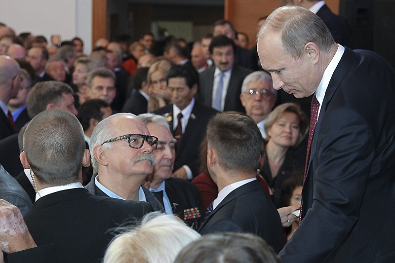 10 декабря 2012 года.Встреча с доверенными лицами. Присутствовали:  Михалков, Бондарчук, Шахназаров, музыканты Николай Расторгуев, Григорий Лепс, худрук Театра эстрады Геннадий Хазанов, дрессировщики братья Аскольд и Эдгард Запашные, народная артистка России Надежда Бабкина,  телеведущий Леонид Якубович, писатель Эдуард Багиров. 