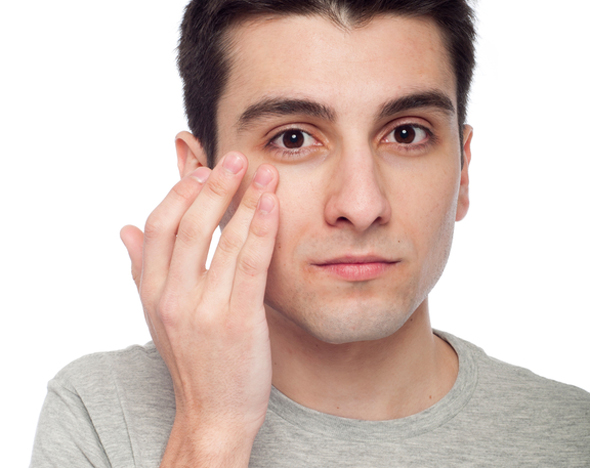 Мужской взгляд: как ухаживать за кожей вокруг глаз