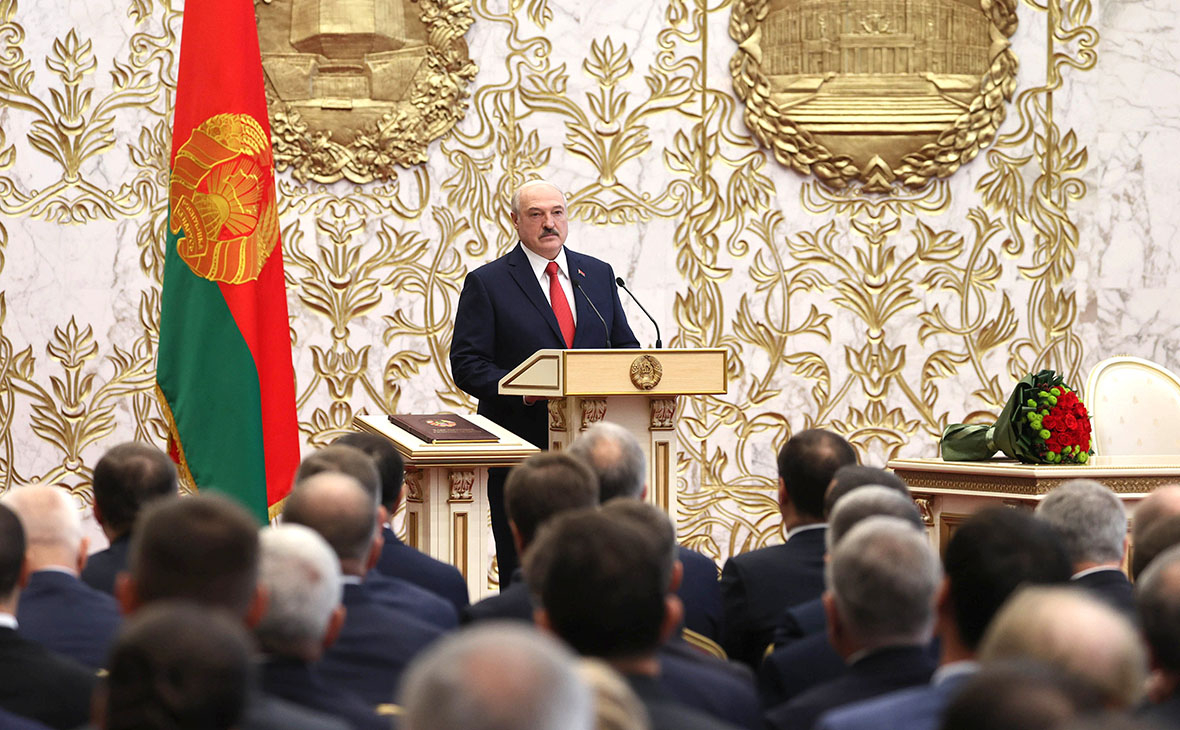 Александр Лукашенко во время вступления в должность президента Белоруссии во Дворце Независимости