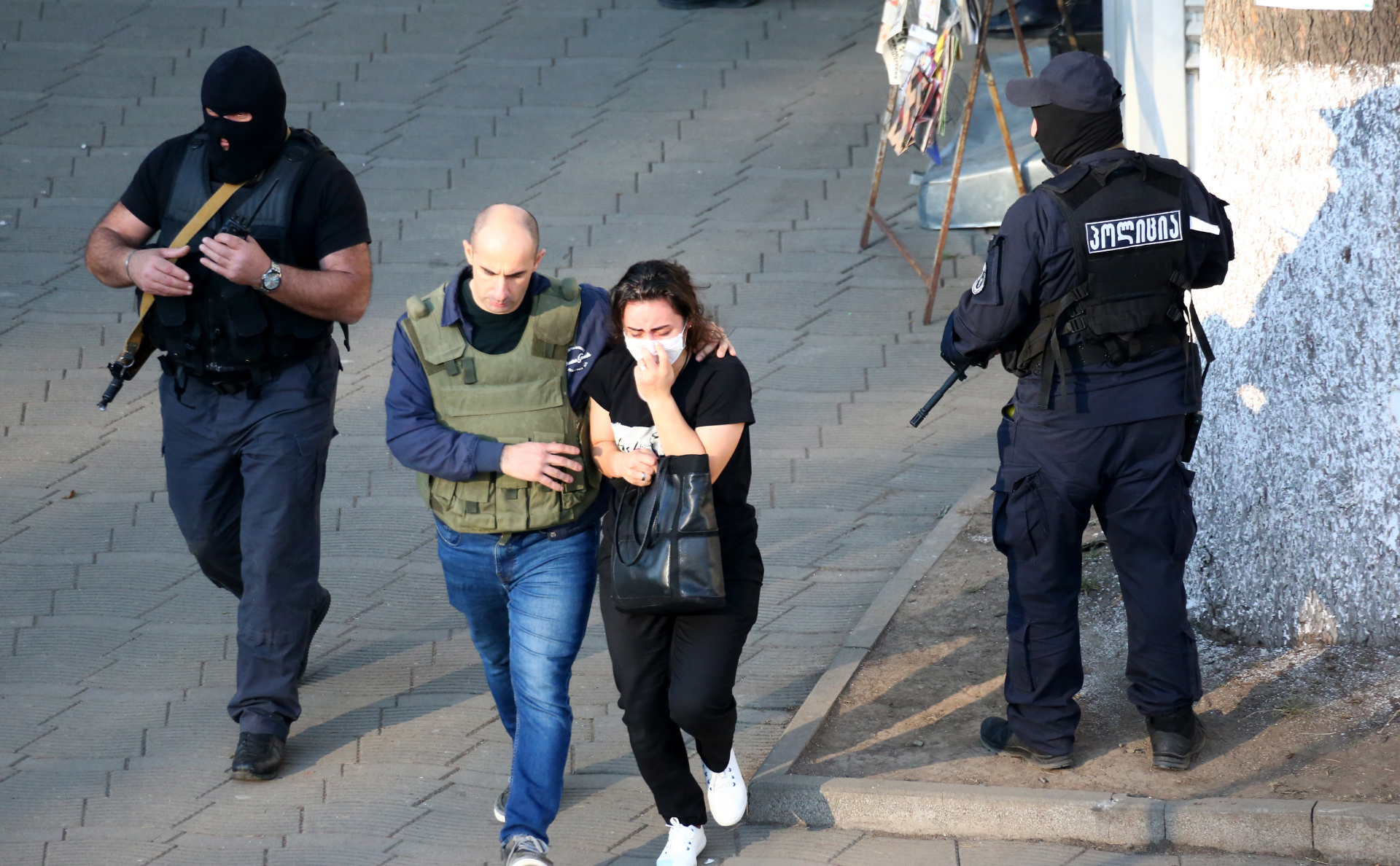 Одного из террористов отпустили. Грузинская полиция Зугдиди. Освобождение заложников. Захват заложников террористами.