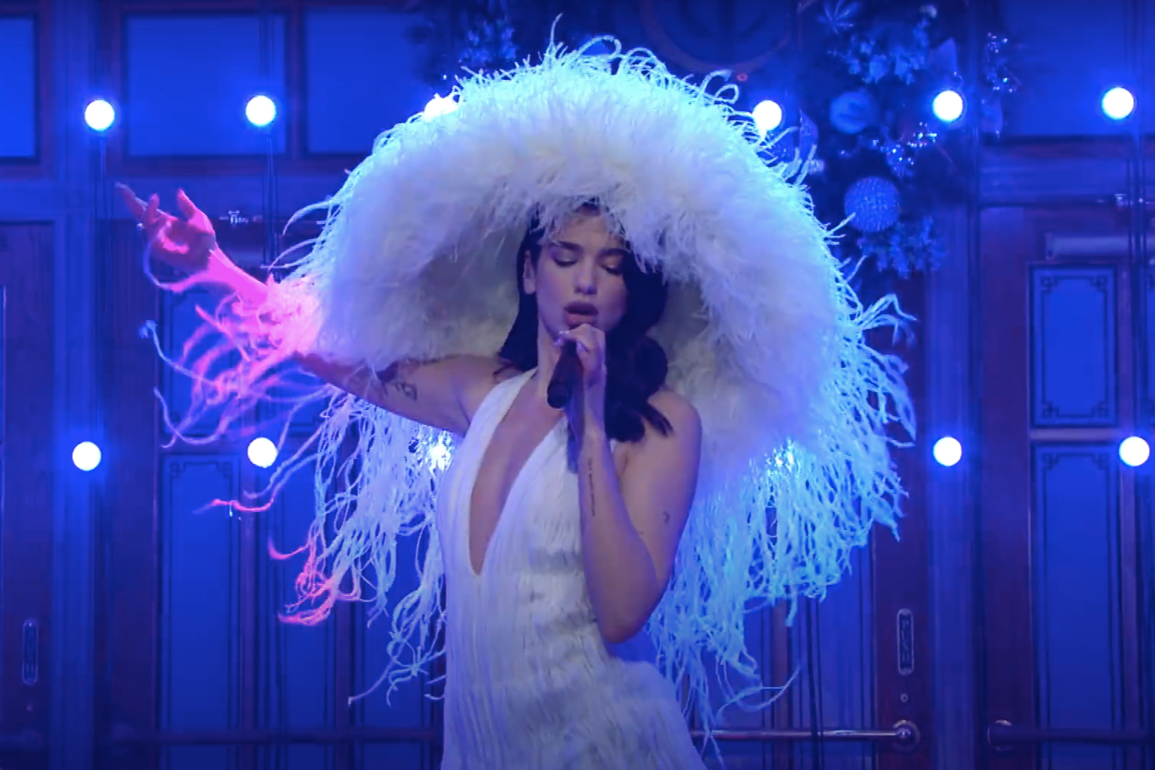 В платье и шляпе Valentino на шоу Saturday Night Live