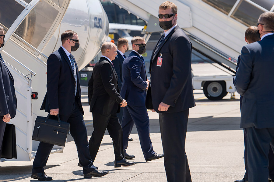 Владимир Путин на саммит прибыл в день переговоров. Его самолет приземлился за час до начала встречи