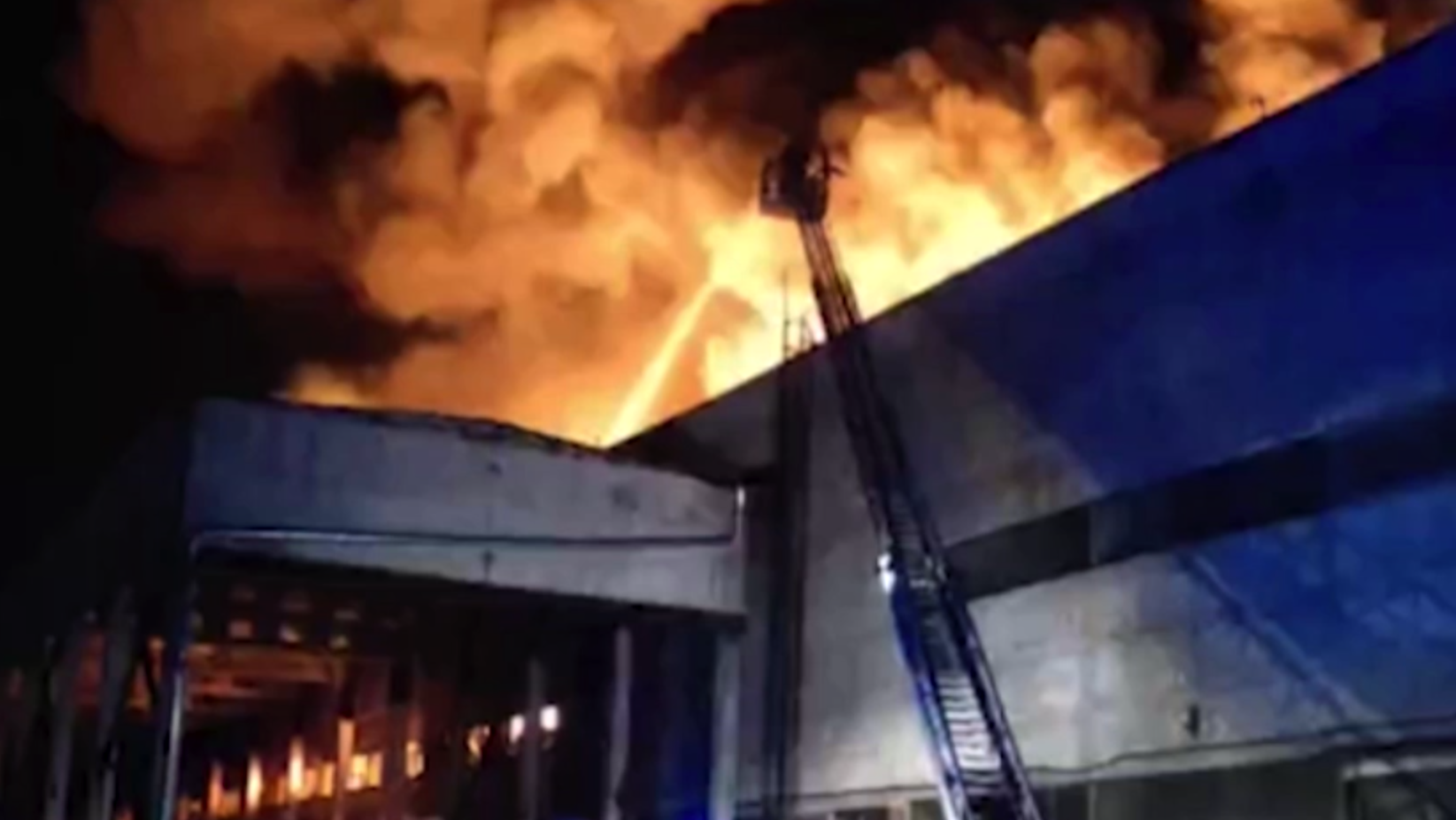 Во время пожара на складе в Петербурге обрушилась крыша