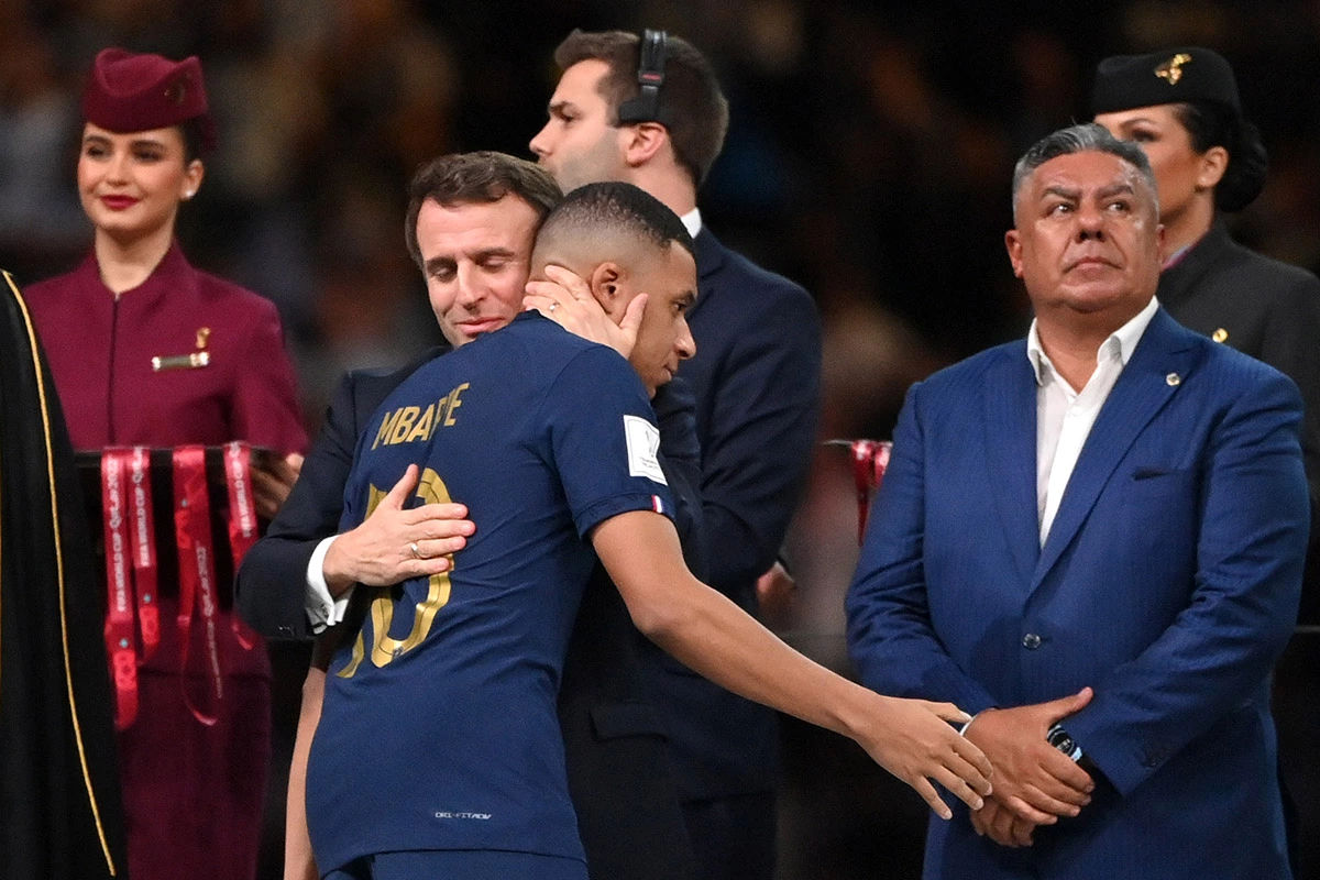 Эмманюэль Макрон утешает главную звезду футбольной сборной Франции Киллиана Мбаппе