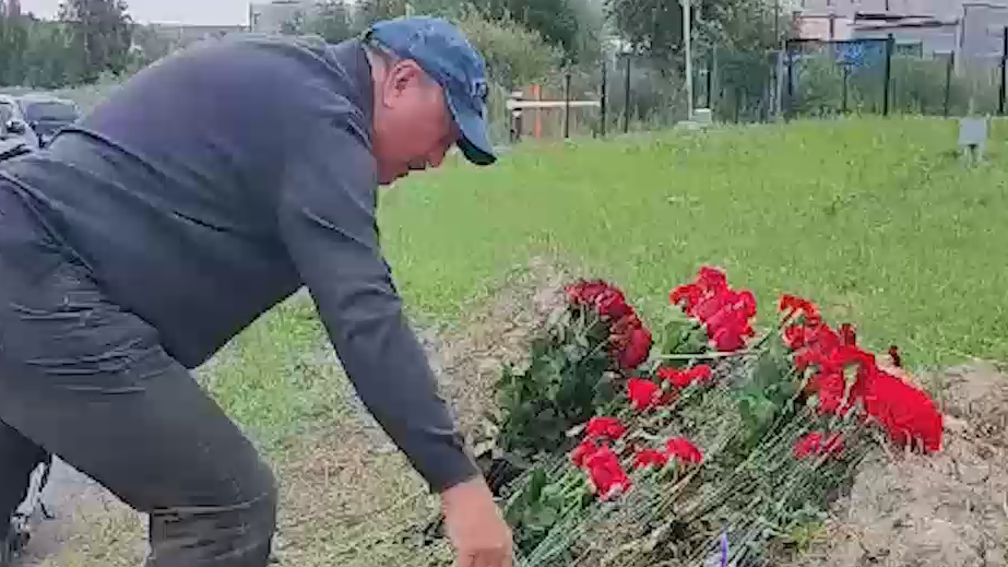 В Петербурге несут цветы к «ЧВК Вагнер Центру». Фото и видео