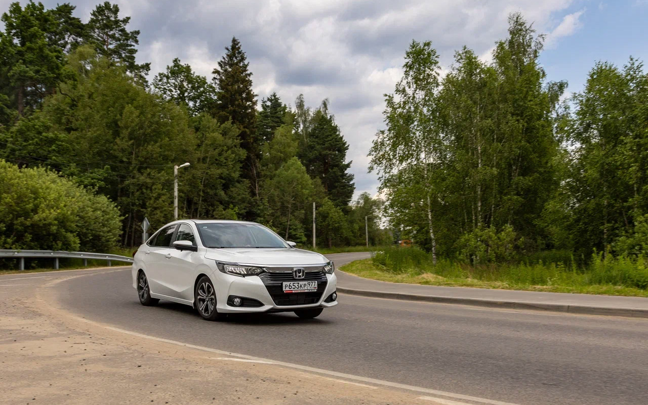 На асфальте Honda Crider вальяжен и покладист