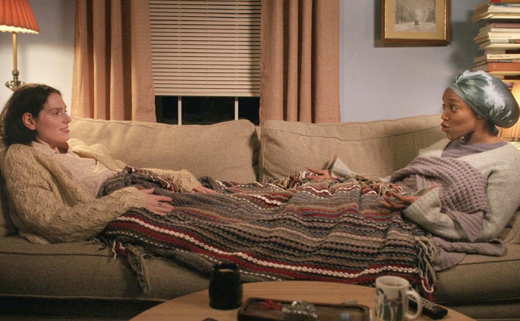 «Прости, детка».Картина Евы Виктор едва не вышла в российский прокат в середине лета, но прокатное заявление отозвал Минкульт. Сюжет разворачивается вокруг тихони Агнес. Она преподает литературу в университете, где когда-то училась сама, дружит с Лидией (Наоми Аки) и носит в себе болезненное воспоминание, о котором зритель узнает из долгих прогулок и посиделок подруг.«Прости, детка» — не про акт насилия и не про горечь травмы, а про жизнь, которая продолжается вопреки всему и которая может быть удивительной, когда рядом есть настоящая подруга и открытые люди. Дух сестринства, надежда без патетики и честная демонстрация исцеления от душевных ран делают картину одним из самых душевных релизов года, достойных внимания любителей тихого инди». Из рецензии Миланы Стояновска