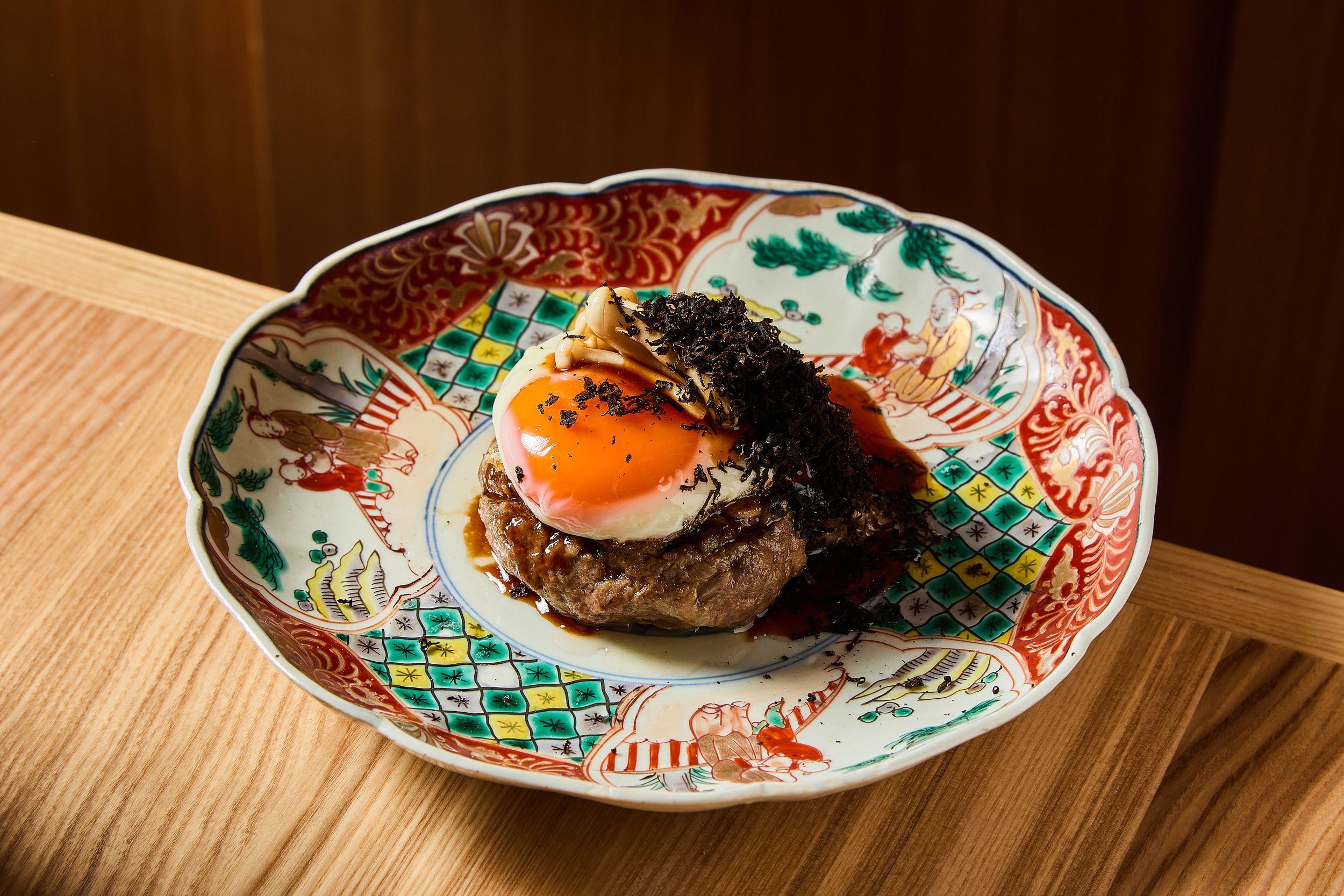 Хамбагу из вагю с трюфелем и грибами шимеджи в ресторане Motto Azabu