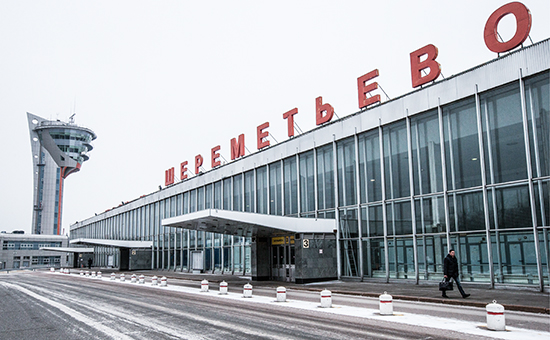 У здания терминала международного аэропорта Шереметьево