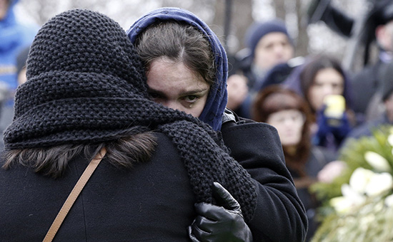Дочь Бориса Немцова Жанна во время похорон Бориса Немцова на Троекуровском кладбище