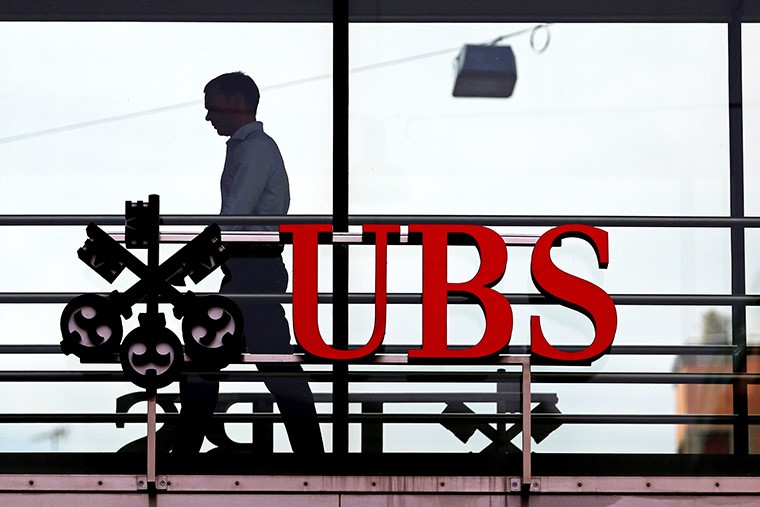 UBSКогда заключили соглашение: 2012г.Сколько заплатили: $1,5 млрдС кем договорились: Минюст США,  Швейцарское ведомство по надзору за финансовым рынком, Британская комиссия по торговле товарными фьючерсамиШвейцарский банк UBS в 2012г. признал обвинения американских, швейцарских и британских регуляторов и согласился заплатить $1,5 млрд за манипуляции с межбанковскими ставками по кредитам, включая Лондонскую межбанковскую ставку предложения (LIBOR). 