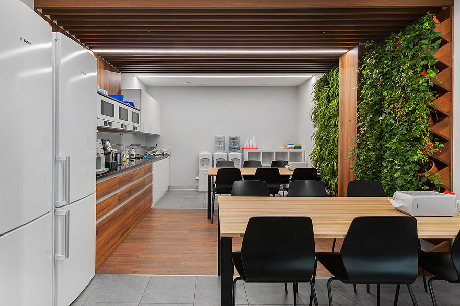 В офисе оборудована кухня: полноценные обеденные столы, холодильники и микроволновки