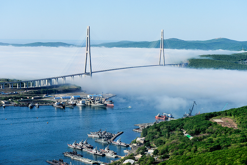 В сентябре 2008 года в&nbsp;рамках подготовки к&nbsp;саммиту АТЭС было начато строительство моста через&nbsp;пролив Босфор Восточный. В 2012 году ставший одним из&nbsp;самых высоких в&nbsp;мире Русский мост был построен. Ранее остров был связан с&nbsp;Владивостоком паромной переправой, из-за&nbsp;чего путь до&nbsp;центра города мог занять несколько часов.
