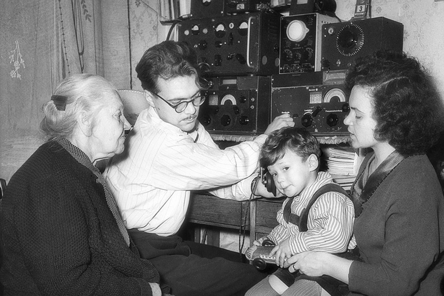 Семья у любительской радиостанции