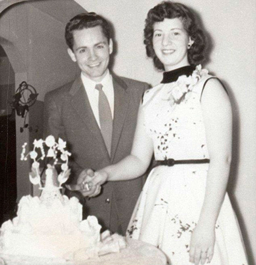 В 1955 году Мэнсон женился на Розали Джин Уиллис, которой было всего 15 лет. Брак продлился недолго: пара развелась спустя три года, в это время Мэнсон снова находился в тюрьме. Этот недолговечный союз часто называют единственной попыткой будущего знаменитого убийцы приспособиться к нормальной жизни.
